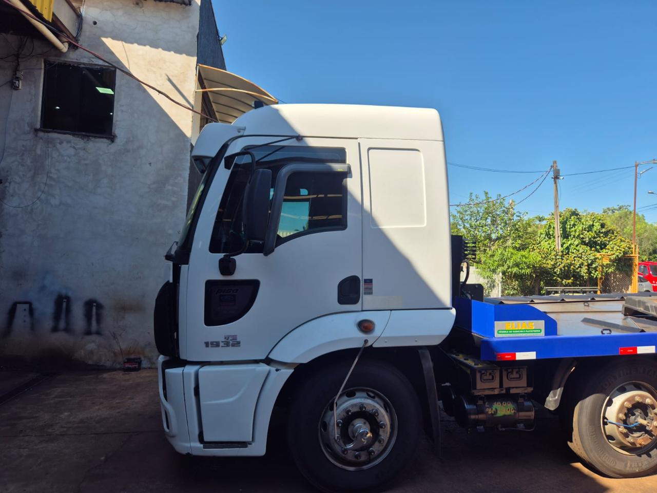 Cabine do caminhão guincho com plataforma azul