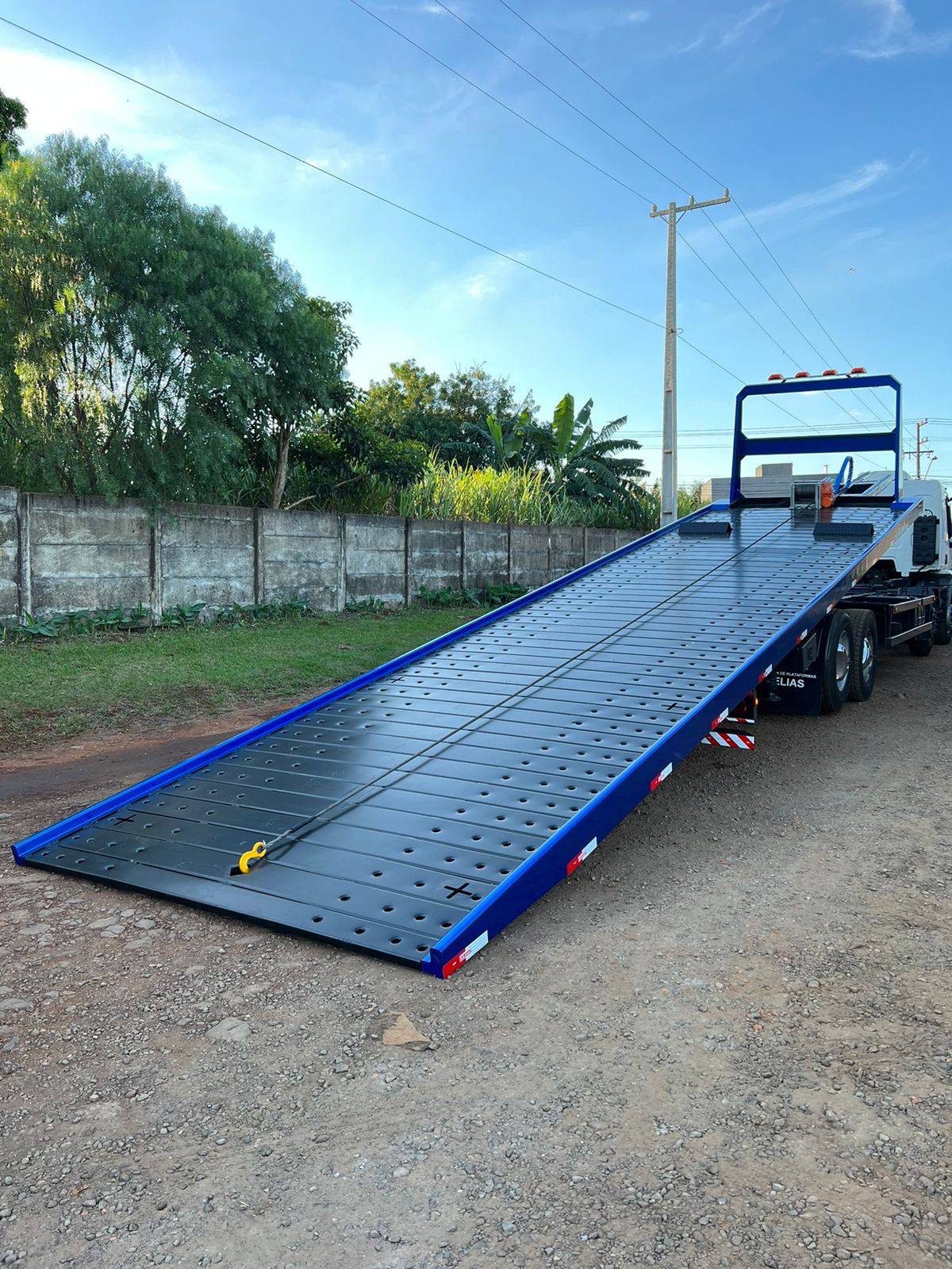 Caminhão guincho com rampa estendida pronto para carregamento